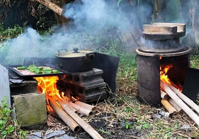 カマドでご飯を炊く