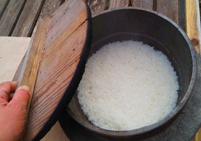 カマドで炊いたごはん