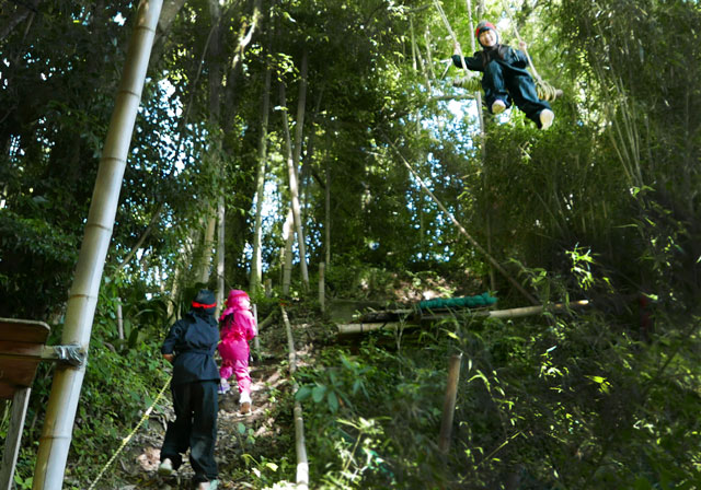 ブランコで遊ぶ子供